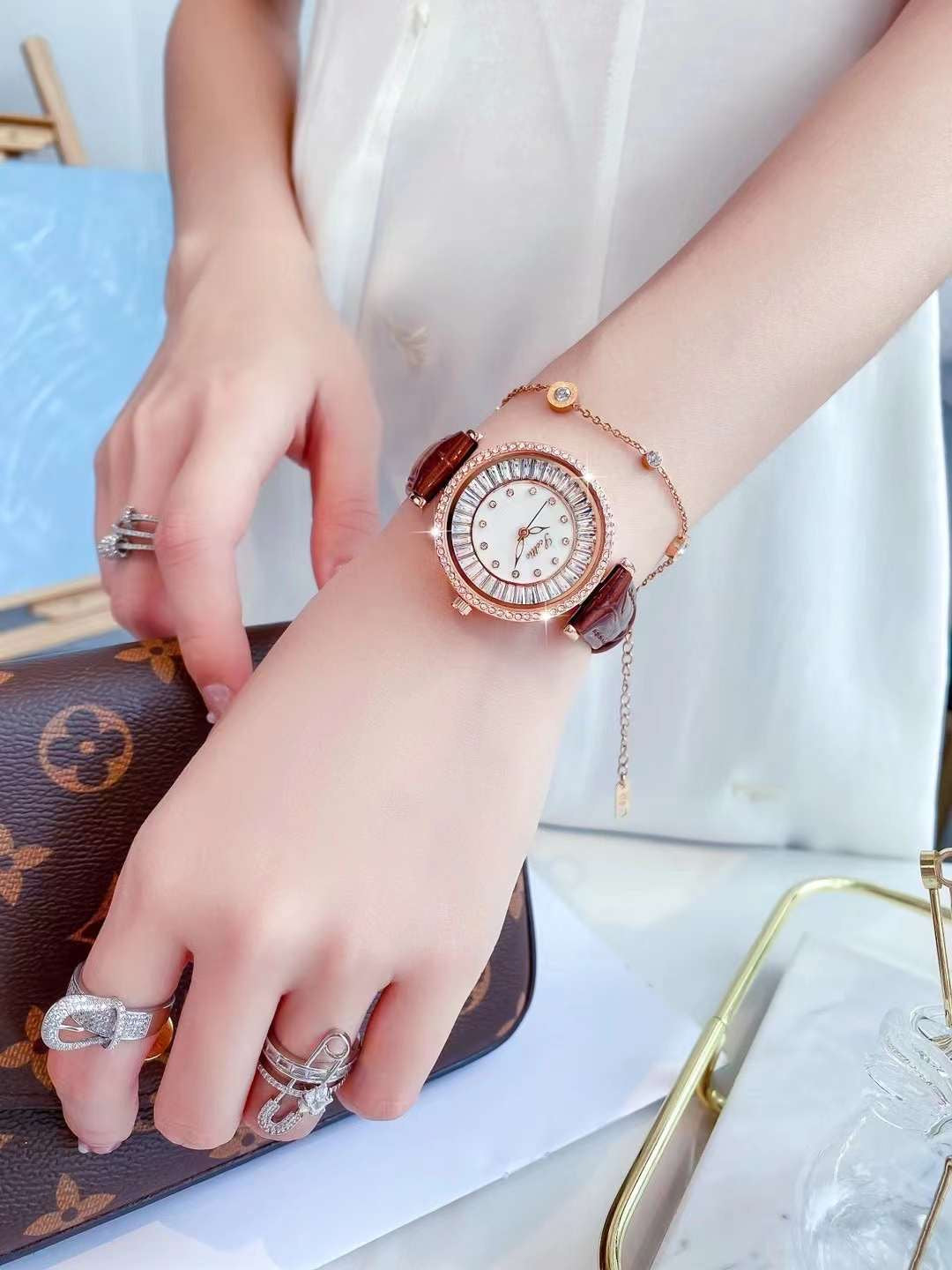 Scottie female leather wrist watch