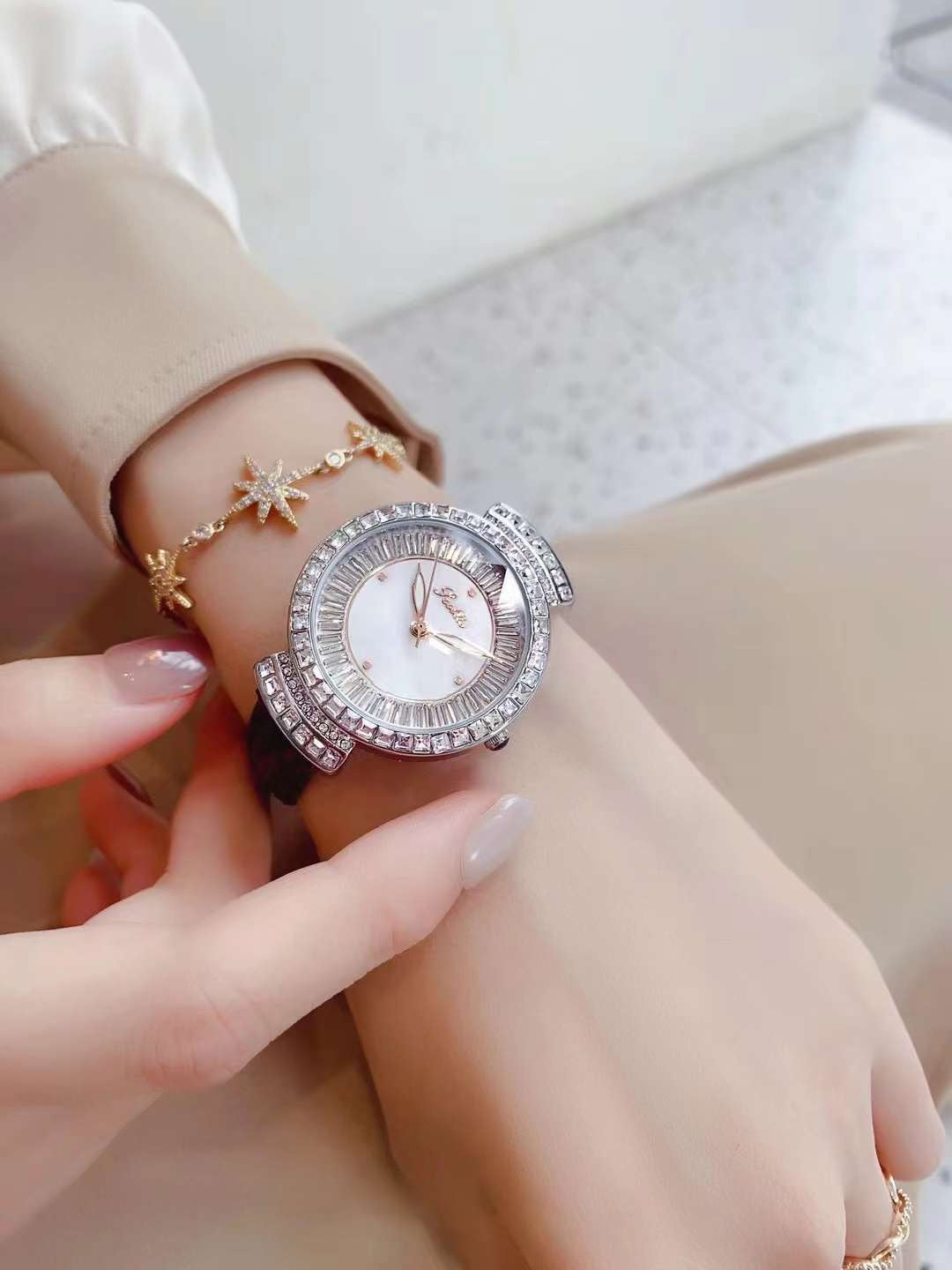 Scottie female quality leather watch