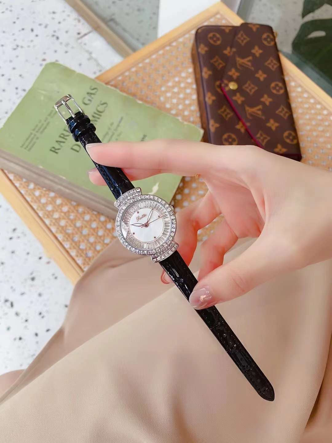 Scottie female quality leather watch